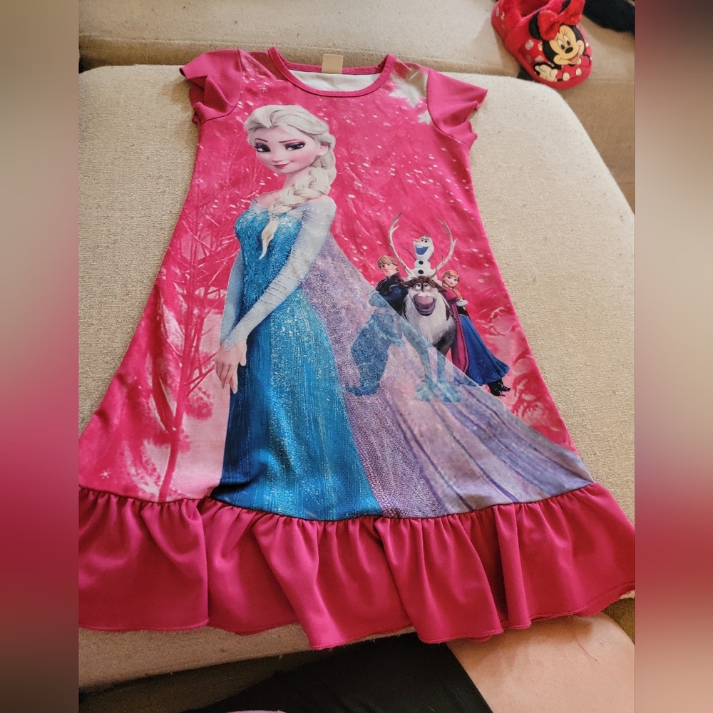 *To sleep bear size medium little girl elsa sleep dress. So adorable, fair